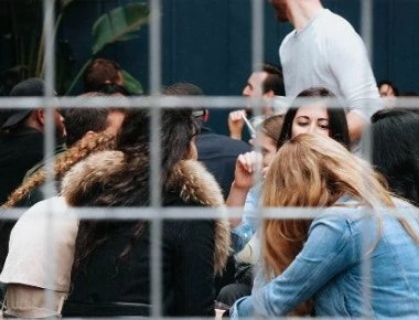 Η μέθοδος της «γκρι πέτρας»: Η τεχνική για να μην σας επηρεάζουν οι τοξικοί άνθρωποι